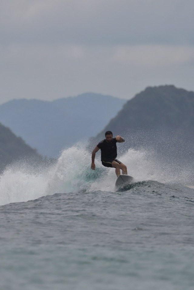 Peselancar menjajal ombak Pantai Lhoknga, Aceh Besar, Sabtu (23/11), dalam kegiatan Aceh Surfing Championship 2019. Foto: Windy Phagta/acehkini