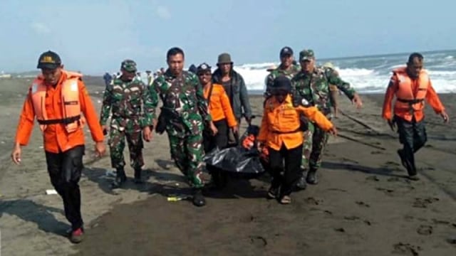 Tim SAR gabungan mengevakuasi jenazah Satimin yang ditemukan terapung di Pantai Bunton, Desa Bunton, Kecamatan Adipala, Kabupaten Cilacap, Jawa Tengah.  Foto: ANTARA/HO-Basarnas