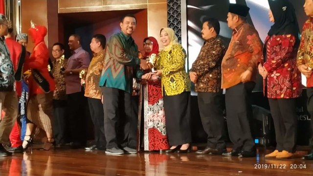 Bupati Kobar Nurhidayah menerima penghargaan API dari Kemenpar RI. (Foto: Prokom Kobar)