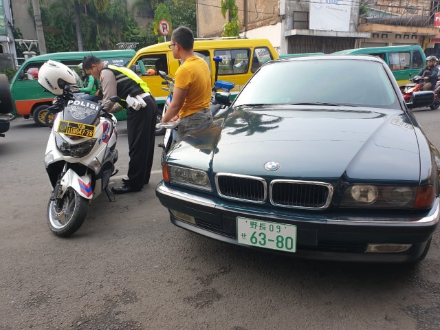 Mobil BMW berplat kendaraan Jepang ditilang di Bandung. Foto: Dok. Istimewa
