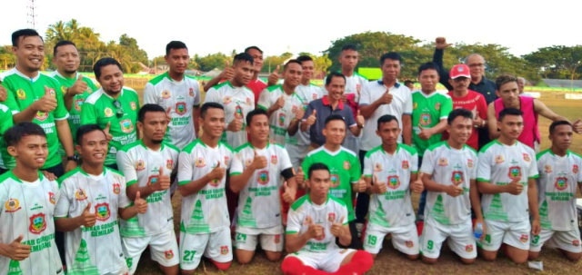 Tim Persidago bersama Ketua Umum Askab PSSI Gorontalo, Nelson Pomalingo. Minggu, (24/11). Foto : Dok Banthayo.id (Ikdal Amala)