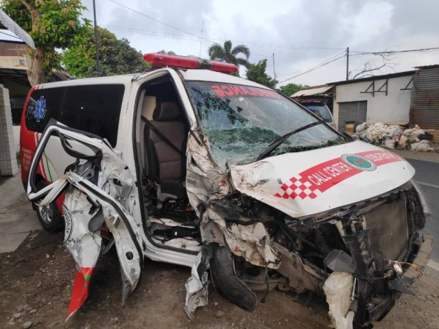 Tragedi di Tulungagung: Sebuah Ambulans Ringsek Usai Tabrak Pohon