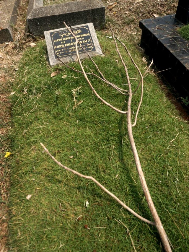 Suasana makam di TPU Layur Penggilingan tampak terlihat tidak terawat, Minggu (24/11). Foto: Iqbal Firdaus/kumparan