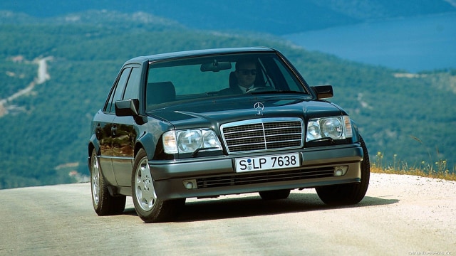 Mercedes-Benz W124 atau di Indonesia dikenal dengan nama Boxer karena bentuknya yang mengotak (sumber: wallpapercave.com)