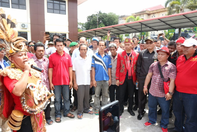 Anggota DPRD Sintang Welbertus saat ikut menjemput 6 peladang di Pengadilan Negeri Sintang. Foto: Yusrizal/Hi!Pontianak
