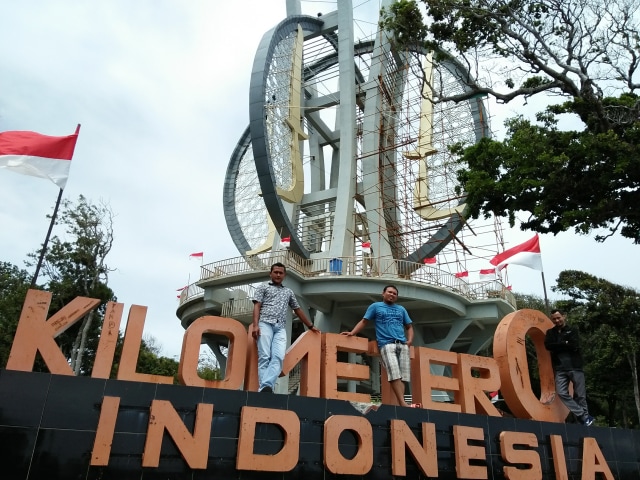 Kilometer Nol Indonesia di Sabang, Aceh, dengan latar tugu saat direhab pada 2017. Kilometer Nol Indonesia mendapat penghargaan API 2019 kategori Destinasi Unik Terpopuler. Foto: Husaini/acehkini
