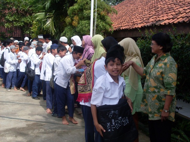 Silaturahmi dalam Halal Bihalal yang biasa dilakukan di Indonesia     Sumber foto : https://www.flickr.com