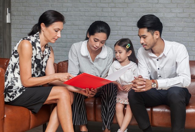 Ilustrasi orang tua memilih guru les privat untuk anak. Foto: Shutter Stock