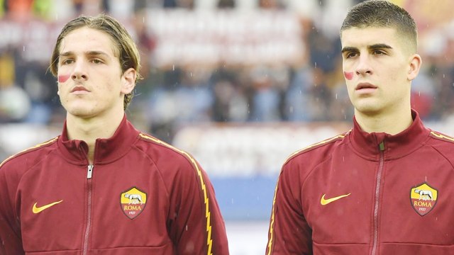 Dua pemain AS Roma ikut mengkampanyekan #unrossoallaviolenza dengan mencoret pipinya dengan goresan lipstik, saat laga melawan Brescia yang berakhir untuk keunggulan AS Roma 3-0 (foto: twitter as roma)