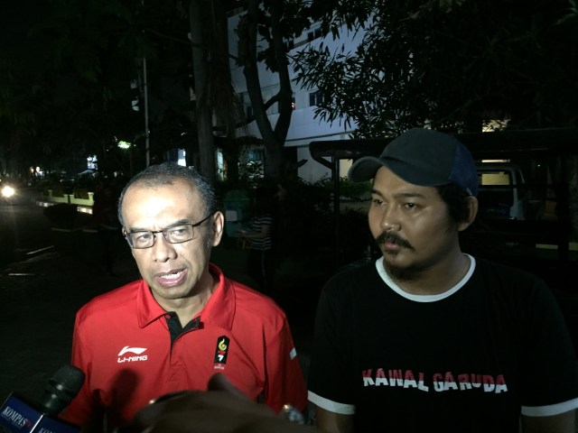 Sesmenpora Gatot S. Dewo Broto bertemu korban pengeroyokan oleh oknum suporter Malaysia, Fuad Naji, di Daan Mogot, Minggu (24/11/2019). Foto: Ferry Tri Adi Sasono/Kumparan