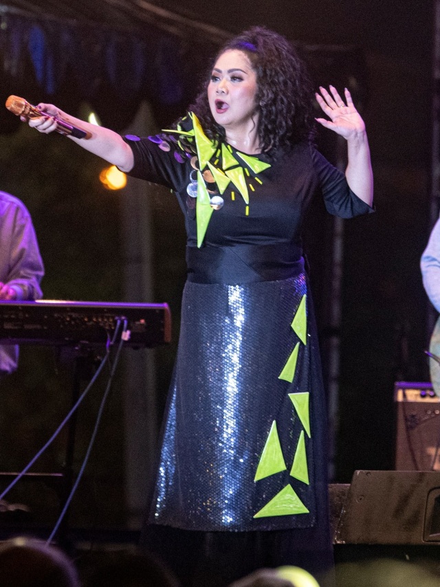 Penyanyi Vina Panduwinata tampil pada acara 90's Festival di JIXPO Kemayoran, Jakarta, Minggu (24/11).  Foto: ANTARA FOTO/Muhammad Adimaja 