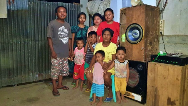 Maimuna Tuluki bersama anak dan cucunya, saat ditemui jurnalis Banthayo.id, Senin, (25/11). Foto : Dok Banthayo.id (Burdu)