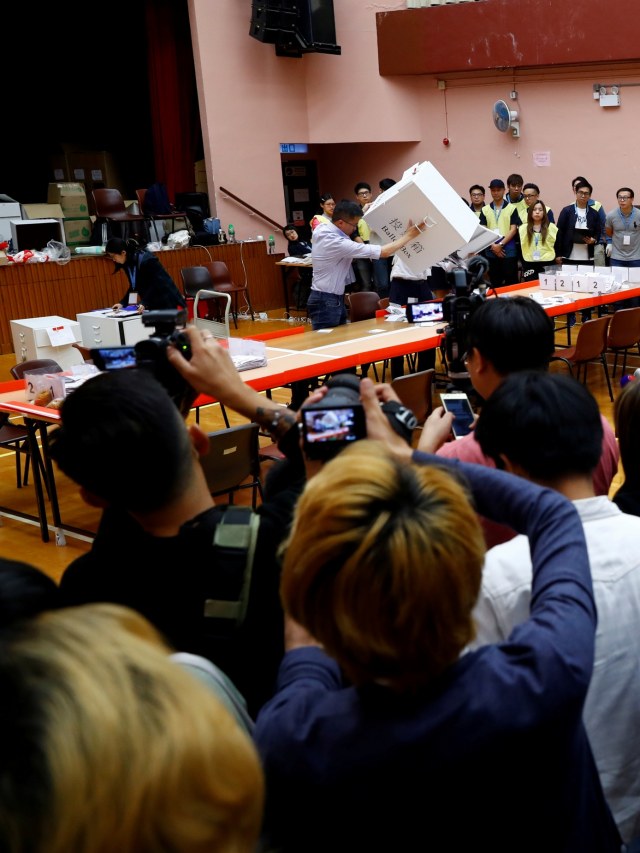 Anggota media dan publik menonton proses penghitungan suara di TPS di distrik South Horizons Barat di Hong Kong.  Foto: REUTERS / Thomas Peter