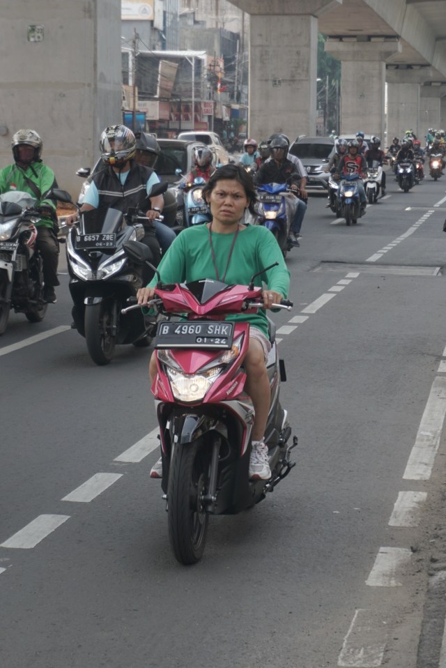 Sejumlah pengendara motor melintas di Jalan Fatmawati, Jakarta Selatan, Senin (25/11).  Foto: Iqbal Firdaus/kumparan 