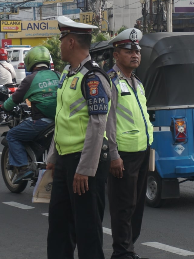 Petugas kepolisian berjaga di jalur sepeda di Jalan Fatmawati, Jakarta Selatan, Senin (25/11). Foto: Iqbal Firdaus/kumparan 