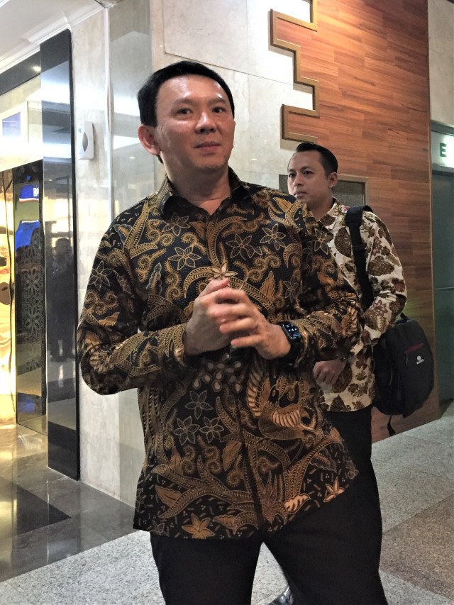 Basuki Thahja Purnama alias Ahok tiba di Kementerian BUMN Jakarta, Senin (25/11). Foto: Ema Fitriyani/kumparan