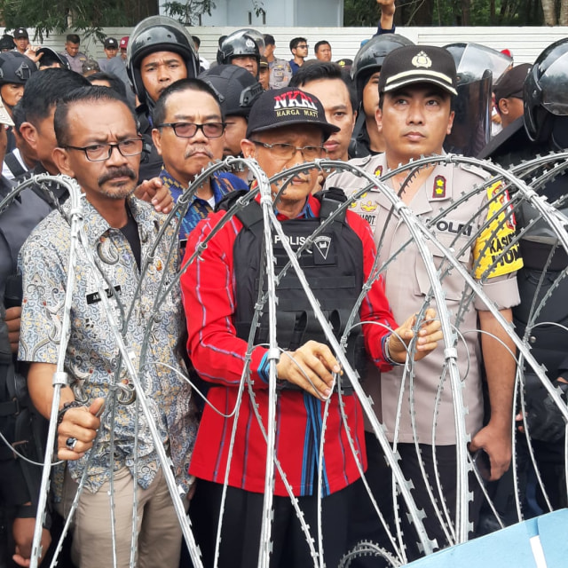 Demo ribuan warga Wawonii yang menolak tambang beberapa bulan lalu. Tampak  Wagub Sultra, Lukman Abunawas menemui massa. Foto: Dok kendarinesia.