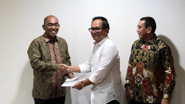 Orias Petrus Moedak menerima SK Menteri BUMN sebagai Direktur Utama Inalum di Kementerian BUMN, Jakarta, Senin (25/11).  Foto: Dok. Istimewa 