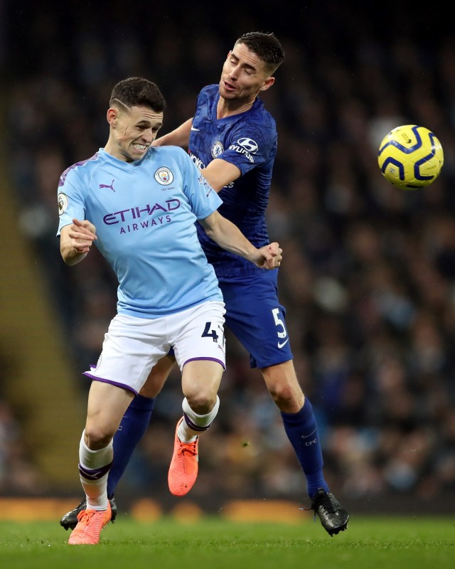 Pemain Chelsea dan City berduel. Foto: Reuters/Carl Recine