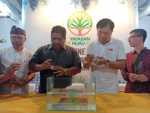 Bupati Buleleng, Putu Agus Suradnyana (kedua dari kiri) meresmikan Yayasan Bumi Hijau Indah. Foto: Rafael Ryandika/kumparan