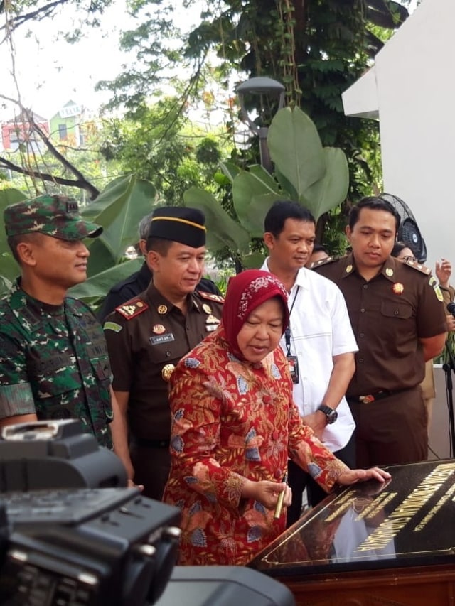 Wali Kota Surabaya Tri Rismaharini resmikan Museum Pendidikan di Surabaya, Senin (25/11). Foto: Yuana Fatwalloh/kumparan