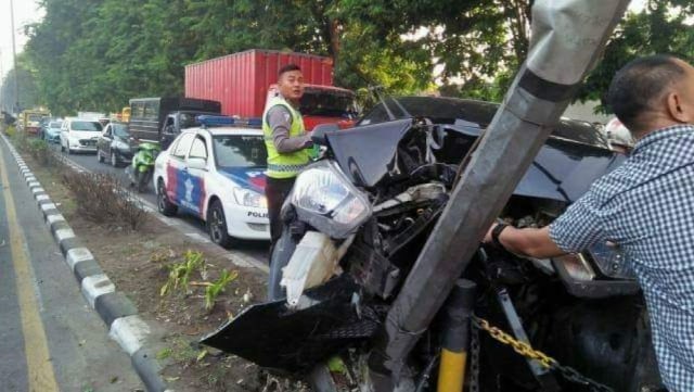 Mobil Datsun Go Tabrak Tiang PJU, Pengemudi Terluka
