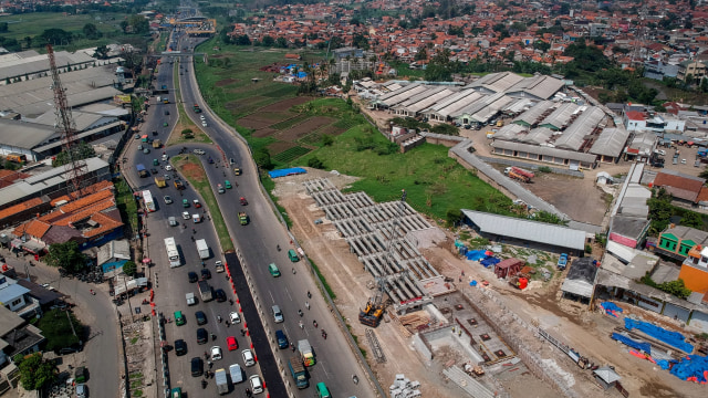 Foto udara pembangunan jalan layang Tol Cisumdawu di pintu keluar Jalan Tol Cileunyi, Kabupaten Bandung, Jawa Barat, Senin (24/11).  Foto: ANTARA FOTO/Raisan Al Farisi