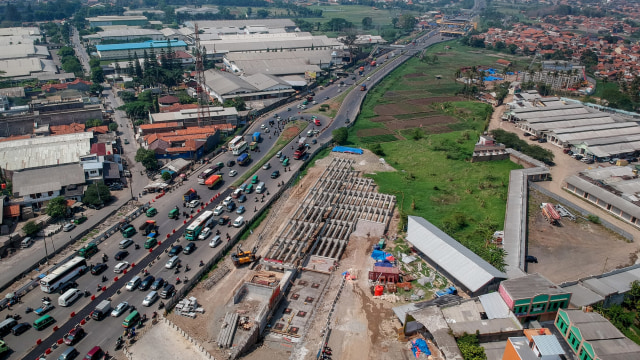 Foto udara pembangunan jalan layang Tol Cisumdawu di pintu keluar Jalan Tol Cileunyi, Kabupaten Bandung, Jawa Barat, Senin (24/11). Foto: ANTARA FOTO/Raisan Al Farisi