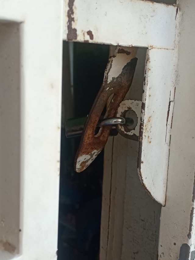 Pintu rumah korban yang digembok oleh pelaku. Foto : Istimewa