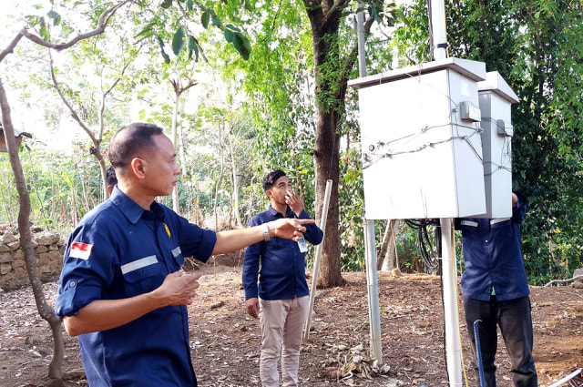 Petugas dari PVMBG dan BPPTKG memasang alat pendeteksi pergerakan tanah, Sistem Monitoring Gerakan Tanah (SMGT) di salah satu titik rawan longsor di Kabupaten Majalengka. (Rd Algifari Suargi)