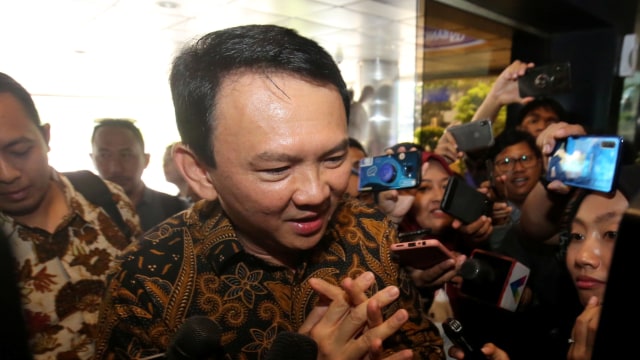 Basuki Tjahaja Purnama atau Ahok menjawab pertanyaan wartawan saat tiba di Kantor Kementerian BUMN, Jakarta, Senin (25/11).  Foto:  ANTARA FOTO/Hiro