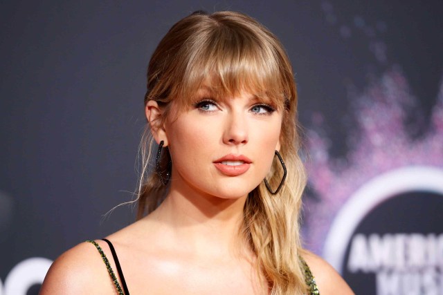 Taylor Swift saat menghadiri American Music Awards 2019 di Los Angeles, California, AS, Minggu (24/11/2019). Foto: REUTERS/Danny Moloshok