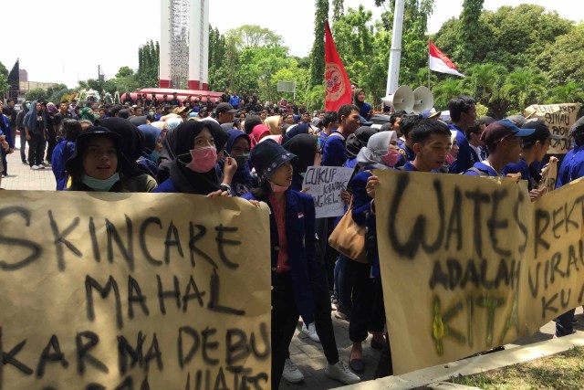 Mahasiswa UNY demo dan menyegel Gedung Rektorat UNY. Foto: Arfiansyah Panji Purnandaru/kumparan