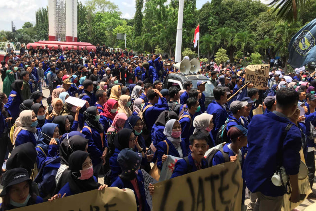 Mahasiswa UNY demo dan menyegel Gedung Rektorat UNY. Foto: Arfiansyah Panji Purnandaru/kumparan