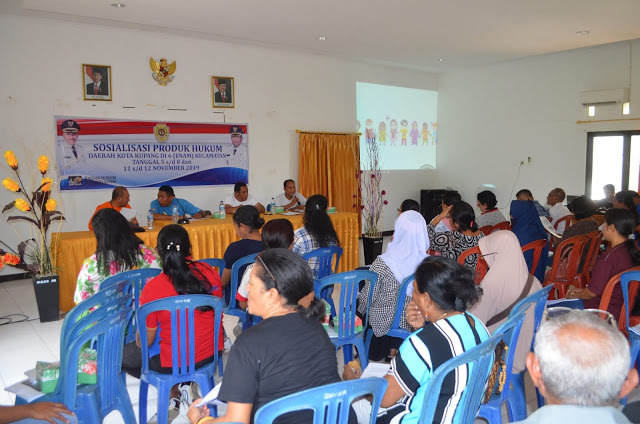 Sosialisasi tiga Peraturan Daerah (Perda) Pemerintah Kota Kupang kepada warga di 6 (enam) kecamatan di Kota Kupang. Foto: Alvin Lamaberaf.