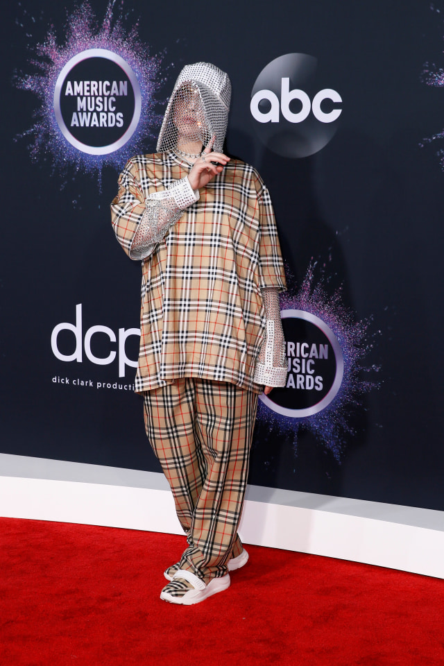 Billie Eilish di acara American Music Awards 2019, Los Angeles, California, AS. Foto: REUTERS/Danny Moloshok