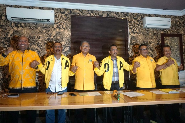 Foto bersama usai Konferensi pers Tim Sukses Bambang Soesatyo terkait Munas Partai Golkar di Restoran Batik Kuring, Jakarta, Senin (25/11). Foto: Nugroho Sejati/kumparan