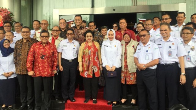 Ketua Umum PDIP Megawati Soekarnoputri foto bersama usai menyambangi Kantor BMKG. Foto: Paulina Herasmarindar/kumparan 