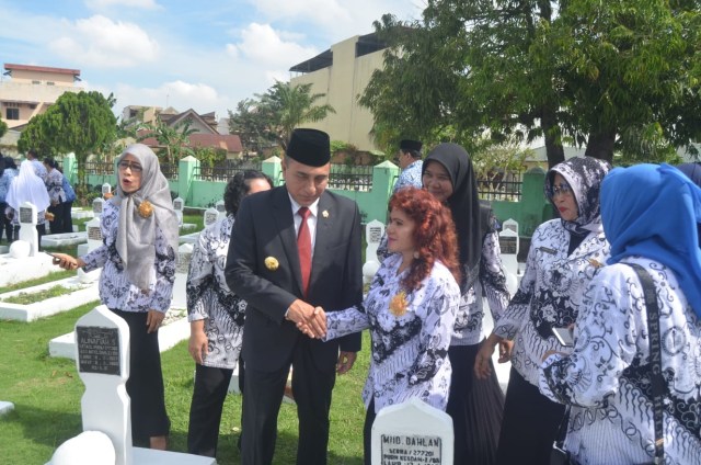 Gubernur Sumut Edy Rahmayadi dalam peringatan Hari Guru Nasional di Makam Pahlawan Medan. Foto: SumutNews