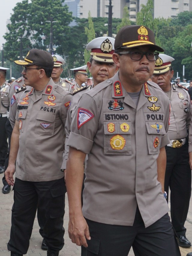 Kakorlantas Polri Brigjen Pol Istiono (kanan) meninjau apel kesiapan menjelang Operasi Nataru 2019 di Parkir Timur Senayan, Jakarta. Foto: Helmi Afandi Abdullah/kumparan 