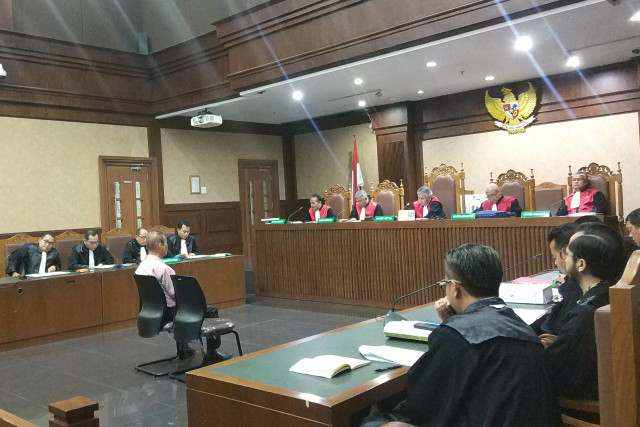 Dirut PT Fajar Mulia Transindo, Pieko Nyotosetiadi saat menjalani sidang dakwan di Pengadilan Tipikor Jakarta, Senin (25/11). Foto: Adhim Mugni Mubaroq/kumparan