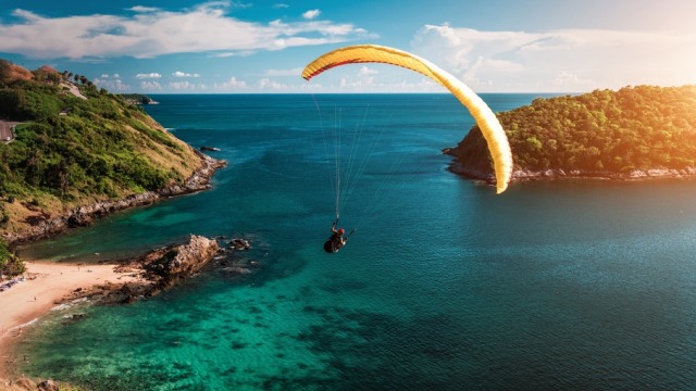 Ilustrasi traveler melakukan paragliding Foto: Shutter Stock
