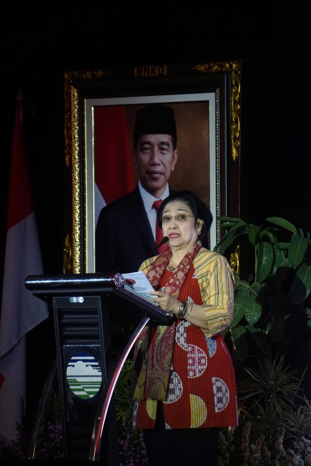 Ketua Umum PDIP Megawati Soekarnoputri memberikan sambutan saat menerima penghargaan serta kerja sama antara BMKG, Basarnas dan PDIP di Auditorium BMKG.   Foto: Irfan Adi Saputra/kumparan 