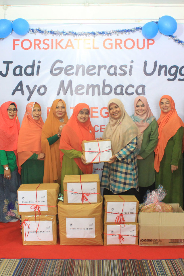 Penyerahan buku donasi. Dok. Forsikatel Aceh