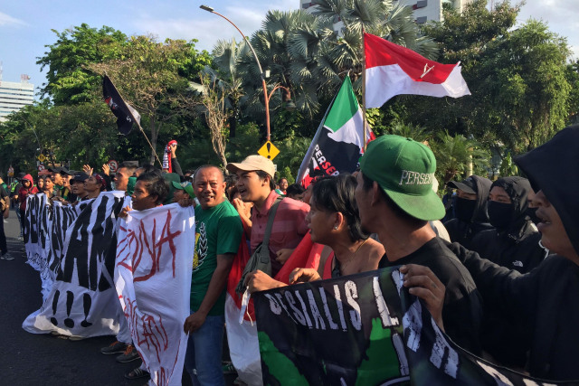Aksi solidaritas supporter di Surabaya tuntut Pembebasan Supportetr Indonesia yang ditangkap pemerintah Malaysia, Senin (25/11). Foto: Yuana Fatwalloh/kumparan