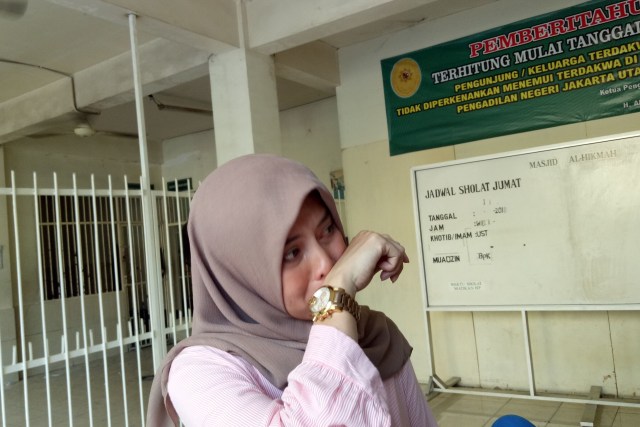 Istri Zul 'Zivilia', Retno Paradinah menangis