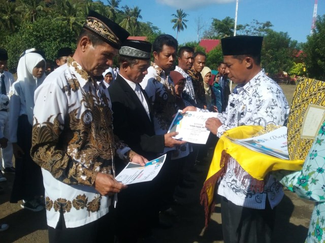 Penyerahan Penghargaan dari Kepala Sekolah Kepada Guru Berprestasi. (Dok. Lentera Maluku)