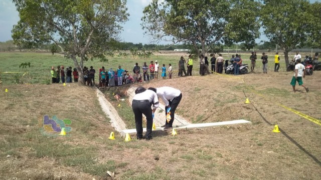 Petugas saat lakukan olah TKP, mayat perempuan yang belum diketahui identitasnya yang ditemukan di saluran air dekat embung di Desa Sumodikaran Kecamatan Dander Kabupaten Bojonegoro, Senin (25/11/2019) 
