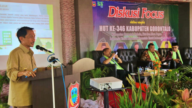 Bupati Gorontalo, Nelson Pomalingo, menjadi pemateri pada diskusi fokus dalam rangka HUT Kabupaten Gorontalo ke-346 tahun. Senin, (25/11) Foto : Humas Pemkab