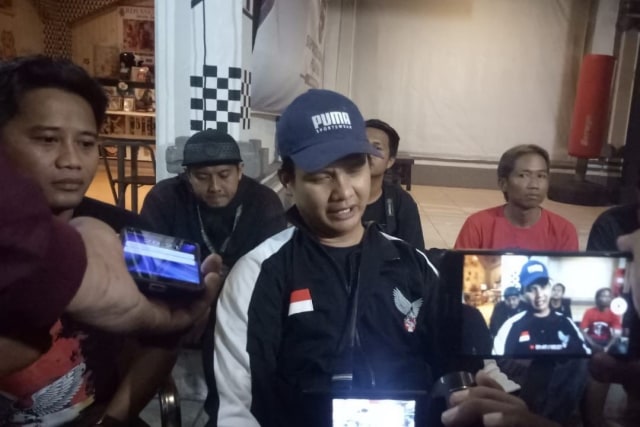 Iyan Prada Pribowo saat tiba di markas Suporter Indonesia Pulau Bali (SIPB) yang juga kediamannya di Jalan Pemuda, Renon, Bali, Senin (25/11) malam. Foto: Denita BR Matondang/kumparan